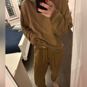 TKEES sweat suit
Sweatshirt size 1. Pants size 0